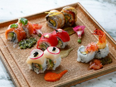 5つの味わい、5つの楽しみ。特製ソースとともに楽しむ極上ロールSushi『ロール5種盛り』