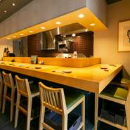お店の中心となるのは、料理人とのやりとりや調理風景も楽しめるカウンター席。仕事帰りにもフラリと立ち寄りたくなる、気さくさもお店の魅力。日常のささやかな贅沢として足を運べます。