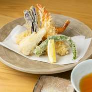 料理人自ら仕入れた厳選食材の数々。京野菜をはじめとした旬の食材を取り入れています。鮮やかな彩り・個性豊かな味わいの食材たちが、季節の巡りを実感させてくれます。