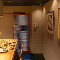 カウンター席でしっとりと、食事を楽しむ大人の時間