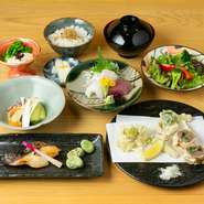 突き出し・お造り・サラダ・煮物（又は焼物）・天ぷら・ご飯・留め椀・香の物・甘味