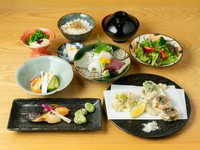 突き出し・お造り・サラダ・煮物（又は焼物）・天ぷら・ご飯・留め椀・香の物・甘味
