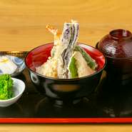 小鉢・赤だし・漬物付