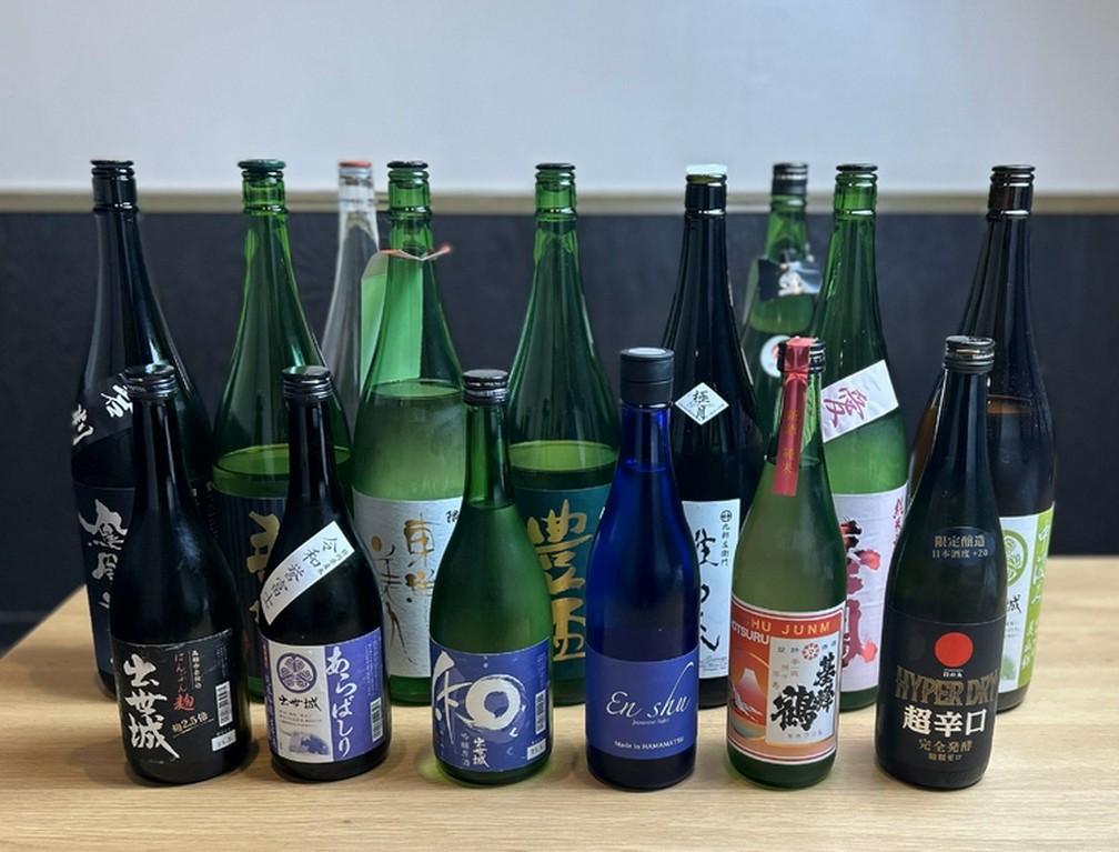 定番のお酒の他に、毎月有名酒屋さんが監修する日本酒を提供