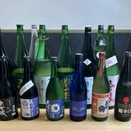 久保田をはじめ定番の日本酒5～7種類の他に、毎月函館の有名酒屋さんが監修した日本酒など、超辛口から甘口まで10種類以上集めています。日本酒好きの方はもちろん、女性が飲みやすいお酒もご用意しています。