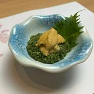 種を抜いたオクラを自然薯のようになるまで何本も刻み、その上に最高級品の雲丹をのせた至極の逸品。