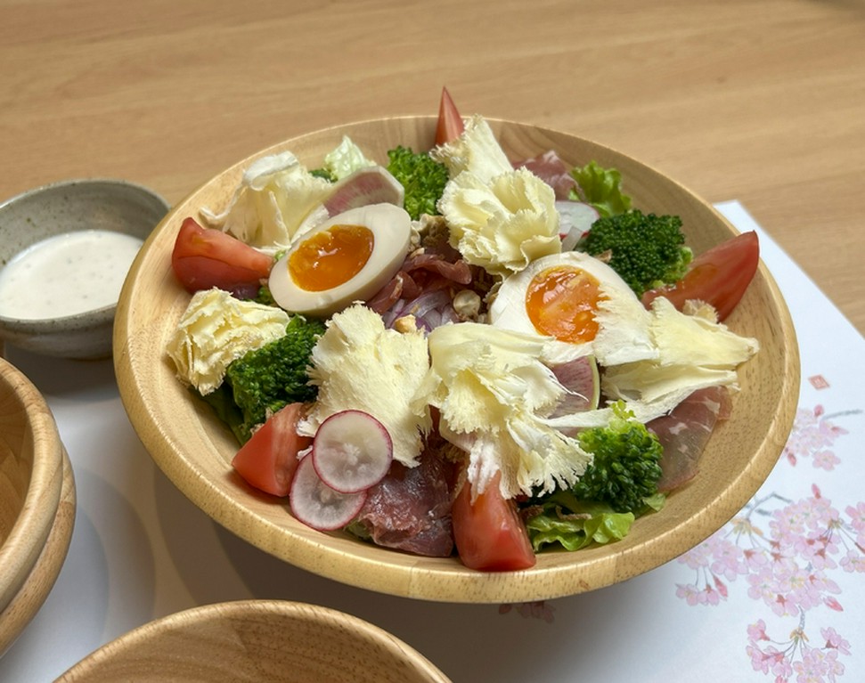 花びらチーズのシーザーサラダ