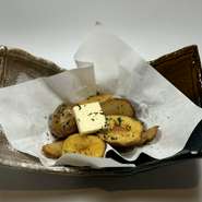 3種類のジャガイモを揚げたポテトフライです。それぞれの甘みや食感を楽しむことができます。