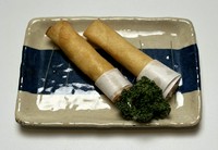 かにクリームをパン粉で巻いて揚げるのではなく、春巻きの皮で巻いて揚げた、熱々の一品です。