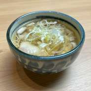 最後の〆に、是非食べたいひと品です。
しろ出汁に鶏の旨みとしいたけの旨みが抜群に感じられる、絶対に欠かせない〆飯です。
