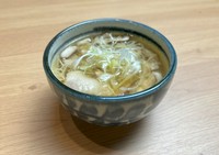 最後の〆に、是非食べたいひと品です。
しろ出汁に鶏の旨みとしいたけの旨みが抜群に感じられる、絶対に欠かせない〆飯です。