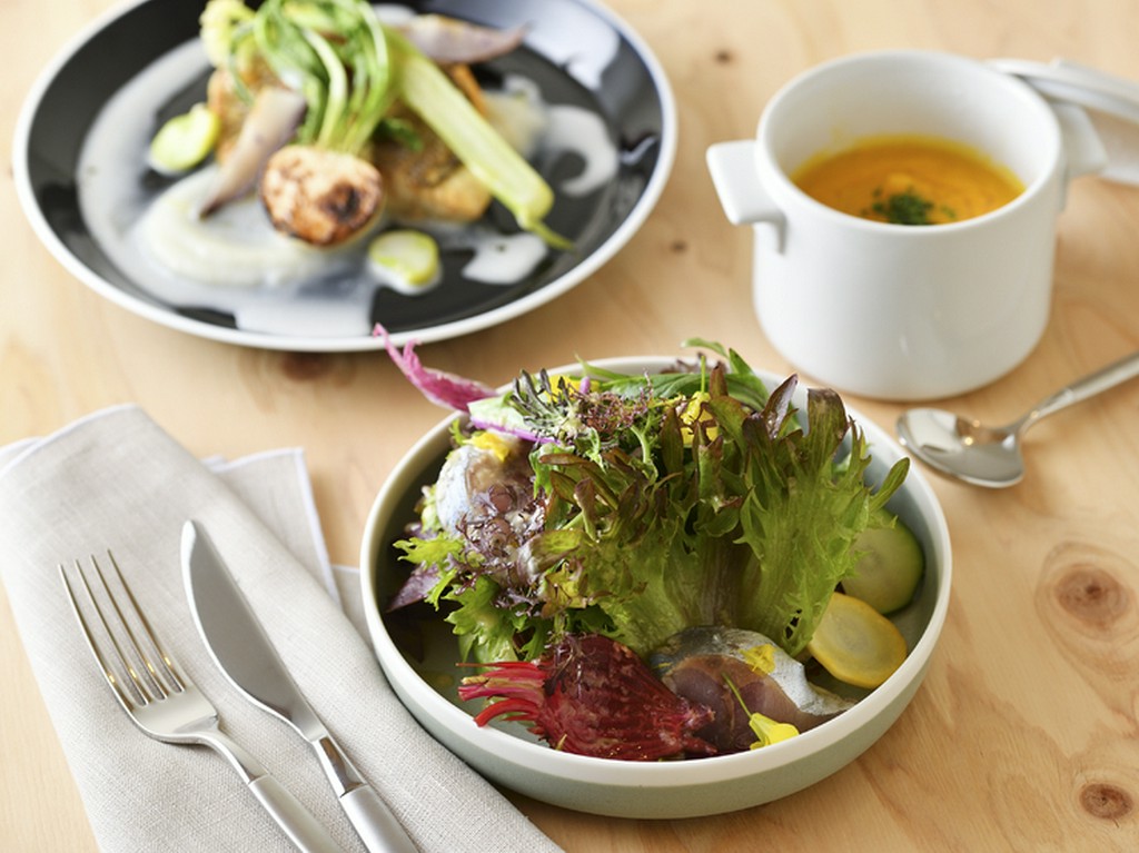 多彩な旬食材を吟味し、フレンチを軸にボーダレスな美味を紡ぐ