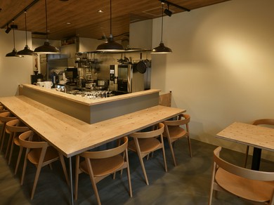 天然木と白を基調とした優しい空間で、誰もが自然体でくつろげる