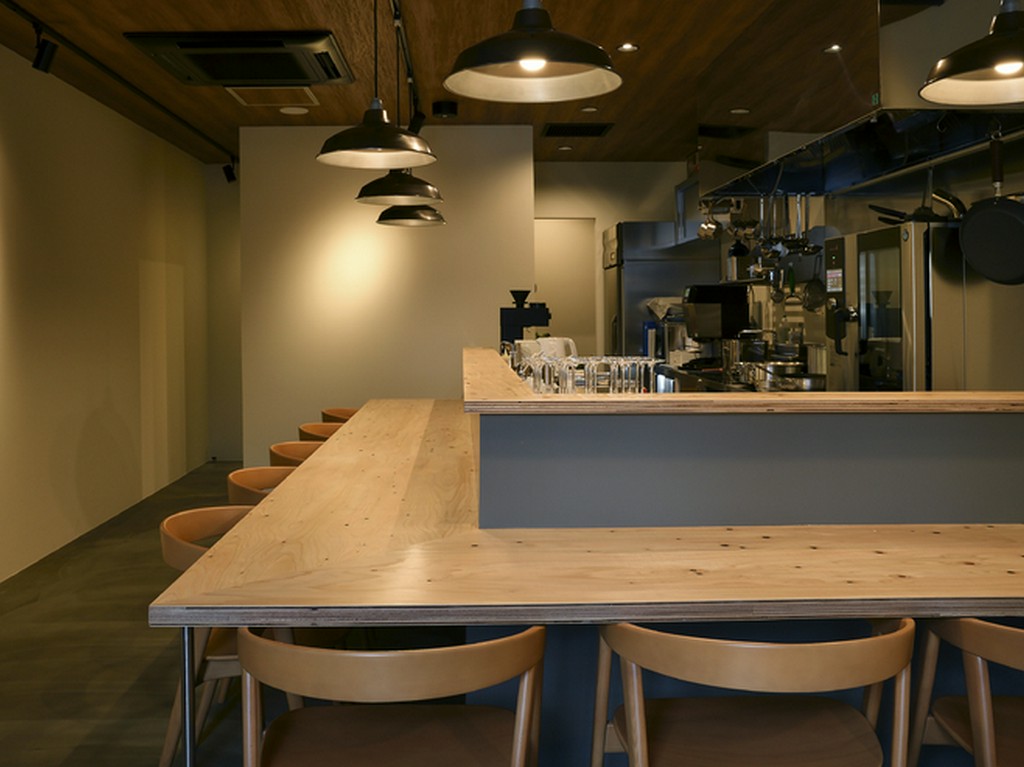 グラスで楽しめるワインが充実し、料理とのペアリングが人気！