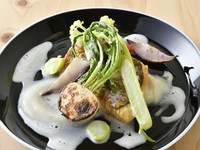 ディナーコースの魚料理の一例。

※各々の料理は季節や仕入れる食材に応じて変わります。その日の料理の詳細は、店舗でご案内します。