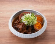 鮮度の良い牛ホルモン・牛スジ・野菜や玉子を使用した、大鍋で作る絶品味噌煮込み！具材は色々！お好きなものを少しずつどうぞ！