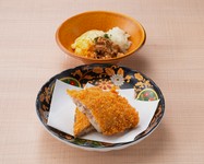 刺身で食べられるほど新鮮なアジを使用！店内で1つ1つ丁寧に衣をつけて仕上げています。