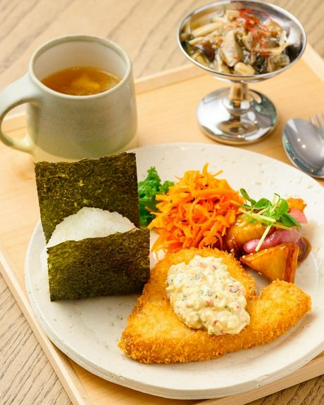 瀬戸内の海の幸を使ったメイン料理が中心『しまなみランチプレート』