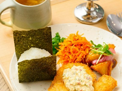 瀬戸内の海の幸を使ったメイン料理が中心『しまなみランチプレート』