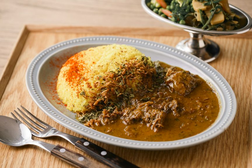 彩り豊かで食欲をそそる『レモンライスと比婆牛のスパイスカレー』