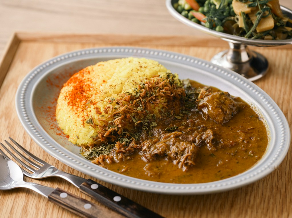 彩り豊かで食欲をそそる『レモンライスと比婆牛のスパイスカレー』