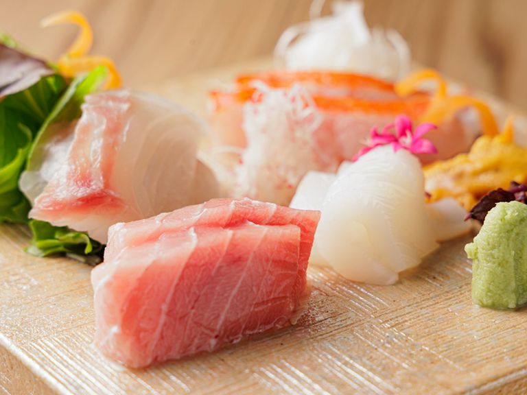 明石の天然鮮魚をはじめ、旬の恵みをこだわりのスタイルで『本日の鮮魚』