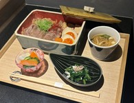 大井肉店様から仕入れる厳選された黒毛和牛のすき焼きと、神戸牛等と野菜を、こだわりの出汁で煮込み、贅沢に盛ったすき焼き重
こだわりの出し汁を使った汁物、小鉢の逸品料理と共にお楽しみ頂けます。