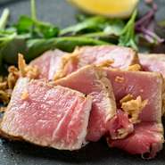 日本の魚＆肉の最高峰食材、上質な本まぐろと極上黒毛和牛・近江牛を独自ルートにより安定仕入れ。『本まぐろのレアステーキ』をはじめ、さまざまな調理法で多彩な皿を供しています。季節食材の料理も充実！