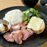 神田淡路町のランチスポットとしても話題の店。本まぐろ・牛サーロインステーキの2種があり、副菜とソースを各々3種から選べるスタイル。何通りもの組み合わせが可能で、飽きないおいしさと楽しさです！