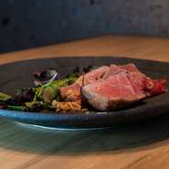 メインは新鮮な料理長厳選まぐろのレアステーキです。
（+1,800円で天麩羅に変更可能）

・先付け
・前菜
・刺し身
・焼き まぐろレアステーキ（+1,800円で天麩羅に変更可能）
・口直し
・食事
