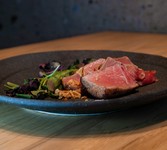 メインは新鮮な料理長厳選まぐろのレアステーキです。
（+1,800円で天麩羅に変更可能）

・先付け
・前菜
・刺し身
・焼き まぐろレアステーキ（+1,800円で天麩羅に変更可能）
・口直し
・食事
