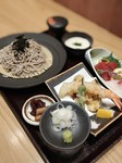 土曜日限定メニュー
蕎麦、季節の天麩羅、刺身、季節の茶碗蒸し、とろろ、漬物