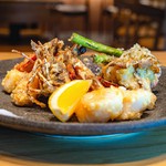 【粋庵】の魅力を気軽に楽しめるコース。おいしい和食をボリューム控えめで味わいたいときにオススメです。天ぷら、お刺身、〆のお蕎麦など、自慢の皿が揃います！予約なしでもOK。