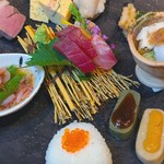 土曜日ご予約限定。乾杯ドリンク1杯と懐石ワンプレート~四季を慮じる前菜8種とお刺身の盛り合わせ~・メイン料理の本マグロレアステーキなど、当店自慢の日本料理が勢揃いのプラン。