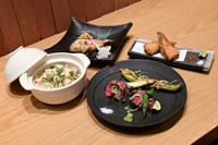 「和コース」のおもてなしはそのままに、より贅沢な食材で食卓を華やかに彩るワンランク上の特別コースです。約20種類の飲み放題付きになります。