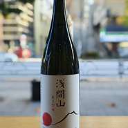 洋酒など穏やかな吟醸香のあと、優しい甘味とフレッシュで心地よい苦味と程よいキレのある、上品な味わいです。天麩羅などお野菜を使った様々なお料理に好相性です。