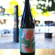 通常の芋焼酎とは異なり、米麹を使った一次仕込みは行わず、米麹とさつまいもを同時に仕込む方法(どんぶり仕込み)。ミントのような爽やかな風味が増していると感じています。そのあたりも楽しんで頂ければと。