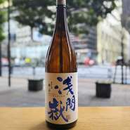 蔵出し本数限定純米酒。
旨味があり、やさしい口当たりを兼ね備えています。
熱燗がおすすめ。
