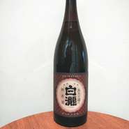 蔵出し本数限定純米酒。
旨味があり、やさしい口当たりを兼ね備えています。
熱燗がおすすめ。