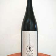 新潟県内の酒販店からの要望し2年の歳月をかけて実現。
新酒の上品で風味豊かなでコクのある一品。