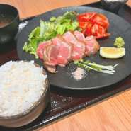 本まぐろのレアステーキ＆選べるソース、選べる副菜、ご飯、汁物、サラダ
ご飯・お味噌汁を冷たい【霧下そば】に変更できます　+300円