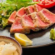 料理長厳選まぐろのレアステーキ＆選べるソース、選べる副菜、ご飯、汁物、サラダがついてきます
ご飯・お味噌汁を冷たい蕎麦に変更できます　+300円