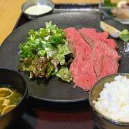 柔らかいローストビーフ＆選べるソース、選べる副菜、ご飯、汁物、サラダ
ご飯・お味噌汁を冷たい【霧下そば】に変更できます　+300円