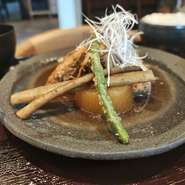 数量限定ランチメニュー
ご飯、汁物、日替わり小鉢、刺身小鉢がついてきます
ご飯・お味噌汁を冷たい蕎麦に変更できます　+300円