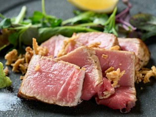何度でも食べたい！旨みと食感に驚く『本まぐろのレアステーキ』