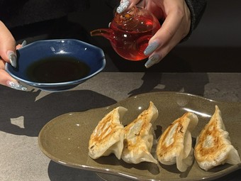 旨みたっぷり。一つ一つ丁寧に包んだ『手包み焼き餃子』