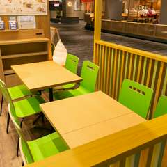 ゆったり流れる時間を楽しむ、心落ち着く店内