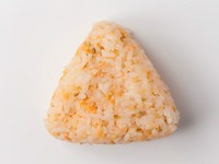 丁寧に身をほぐしたサーモンに少し、醤油と白ごまを和え、ゴロッとした食感も残し、おむすびにしました。サーモンとご飯の相性の良さは、誰もが知るおいしさですね。