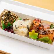 京の和の食材をふんだんに盛り込んだ、お店自慢の京料理弁当です。柔らかく炊き上げたタコや香ばしい焼き魚を中心に、彩り豊かな副菜が詰め込まれています。見た目にも美しい、心温まる味わいです。