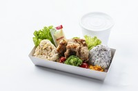 ボリュームたっぷりの唐揚げと大に、きんぴらや彩り野菜など、充実したおかずをたっぷり詰め込んだお弁当。
単体　1,000円／ミニスープ付　1,300円